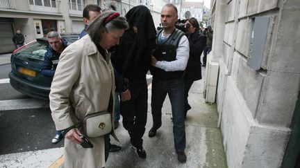 Le pincipal suspect, accompagn&eacute; de son avocate, dimanche 7 avril 2013, au palais de justice de Pau. (THIERRY SUIRE / AFP)