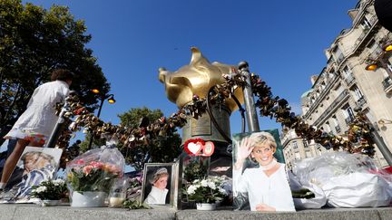 Les hommages à la princesse Diana, à l'entrée du pont du tunnel de l'Alma, à Paris, le 31 août 2017. (PATRICK KOVARIK / AFP)