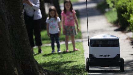 Un des robots livreurs développés par la société&nbsp;Starship Technologies, à Washington, le 8 avril 2020. (ALEX WONG / GETTY IMAGES NORTH AMERICA)