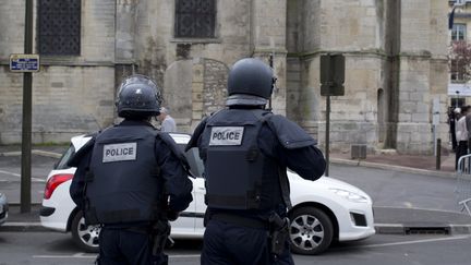 Des policiers devant l'&eacute;glise Saint-Cyr-Sainte-Julitte de Villejuif (Val-de-Marne), dimanche 26 avril 2015.&nbsp; (KENZO TRIBOUILLARD / AFP)