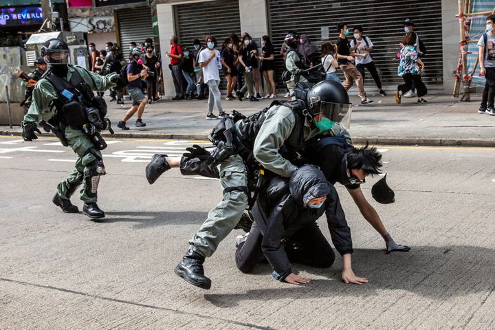 Des manifestants sont arrêtés par la police dans le quartier de Causeway Bay, à Hong Kong, le 24 mai 2020. (ISAAC LAWRENCE / AFP)