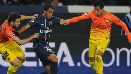 Lucas Moura (PSG) entre Jordi Alba et Alexis Sanchez (FC Barcelone)