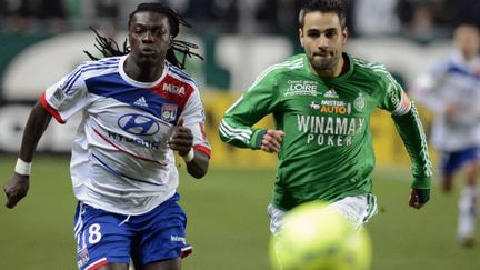 Loïc Perrin (St-Etienne) et Bafétimbi Gomis (Lyon) à la lutte