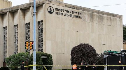 Des policiers devant la synagogue de&nbsp;Pittsburgh&nbsp;(Etats-Unis), le 27 octobre 2018. (JOHN ALTDORFER / REUTERS)