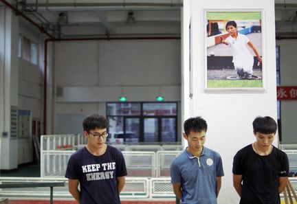 Cao Peng et ses camarades regardent une partie de pétanque (RAPHAËL GUILLET)