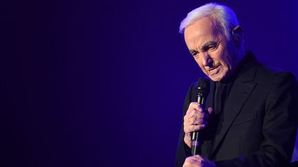 Charles Aznavour sur la scène de Bercy à Paris, le 13 décembre 2017. (ERIC FEFERBERG / AFP)