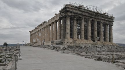 Le nouveau parcours autour du Parthénon : une bande de béton armé&nbsp;d'environ 200 mètres de long et de 3 à 15 mètres de large. (LOUISA GOULIAMAKI / AFP)