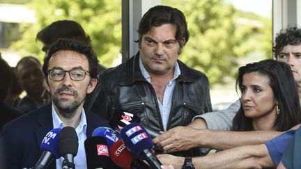 Les avocats de Jonathann Daval, Samuel Estève, Randall Schwerdorffer et Ornella Spatafora lors d'une conférence de presse à Besançon (Doubs), le 17 juin 2019.&nbsp; (SEBASTIEN BOZON / AFP)