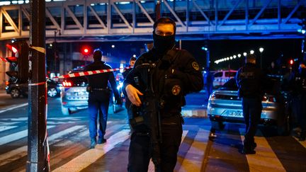 Un policier devant le Pont de Bir Hakeim, où a eu lieu l'attaque au couteau à Paris, le 2 décembre 2023. (DIMITAR DILKOFF / AFP)