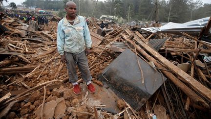 Un homme accablé par la destruction de sa maison en tôle. (Baz RATNER / REUTERS)