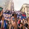 La foule célèbre le titre mondial de l'équipe de France de football, le 15 juillet 2018, sur les Champs-Elysées, à Paris. (SIMON GUILLEMIN / HANS LUCAS / AFP)