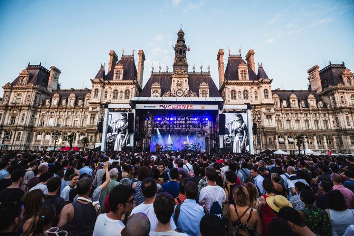 Le parvis de l'Hôtel de Ville de Paris était noir de monde pour Camille au Fnac Live 2017.
