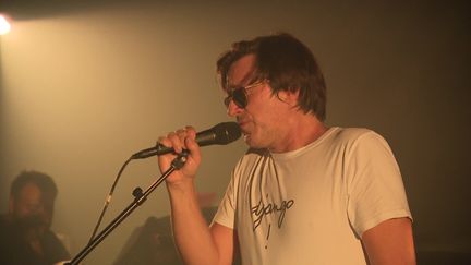 Thomas Dutronc en répétition au théâtre du Blanc-Mesnil&nbsp;en Seine-Saint-Denis, avant le début de sa tournée. (France 3 Paris-Ile-de-France)