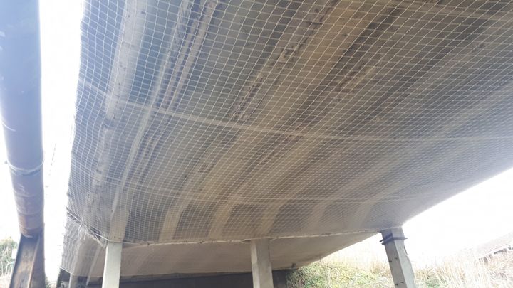 La commune a fait poser un grand filet de sécurité sous le pont, pour éviter des chutes de pierres sur les promeneurs.&nbsp; (FARIDA NOUAR / RADIO FRANCE)