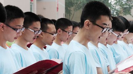 Des lyc&eacute;ens chinois chantent un po&egrave;me musical &agrave; Jinan, dans la province chinoise du Shandong, le 9 juin 2014.&nbsp; (LUO BO / IMAGINECHINA / AFP)