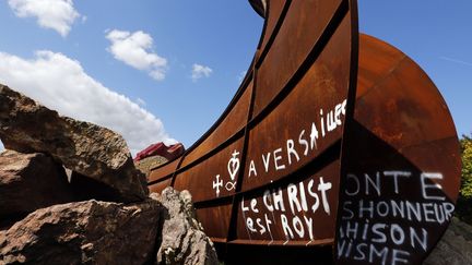 La sculpture d'Anish Kapoor "Dirty Corner" dégradée à Versailles.
 (François Guillot / AFP)