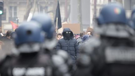 Manifestants et policiers se font face, lors de la 10e journée de mobilisation contre la réforme des retraites, à Paris, le 28 mars 2023. (LP/OLIVIER ARANDEL / MAXPPP)