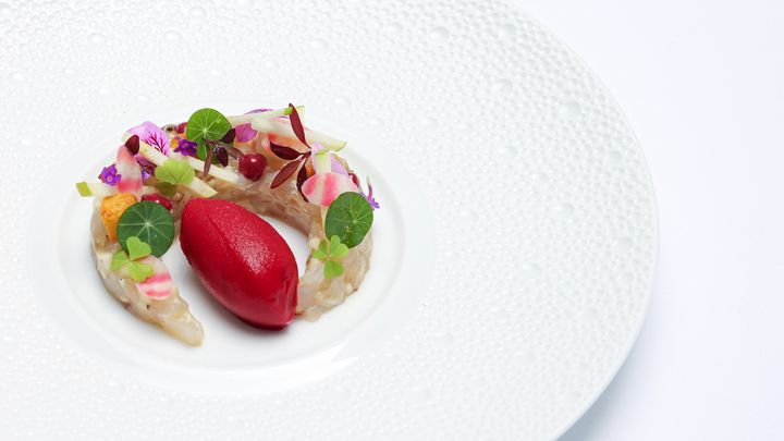 Tartare de maigre et huître avec pommes vertes et sorbet de betterave, le plat préparé par David Boyer, à Oléron. (GRAND LARGE)