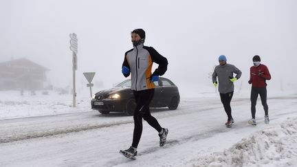 Jogging près du village du Bessat, dans la montagne du Pilat en Auvergne, sur une route enneigée, le 22 novembre 2015. (PHILIPPE DESMAZES / AFP)