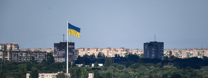 Le drapeau ukrainien flotte sur la ville industrielle de Kramatorsk, le 18 juillet 2022, dans la région ukrainienne de Donetsk en partie occupée par des milices et l'armée russe. (MIGUEL MEDINA / AFP)