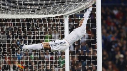 Le joueur du Real Madrid, Cristiano Ronaldo apr&egrave;s avoir manqu&eacute; un but face &agrave; Osanuna lors de la Coupe d'ESpagne de football &agrave; Madrid (Espagne), le 9 janvier 2014. (SUSANA VERA / REUTERS)