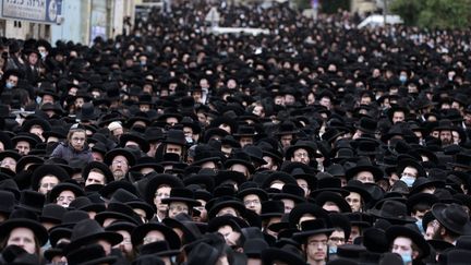 Des milliers de juifs ultra-orthodoxes assistent à un cortège funéraire&nbsp;du rabbin Meshulam Soloveitchik, à Jérusalem le 31 janvier 2021. (MENAHEM KAHANA / AFP)