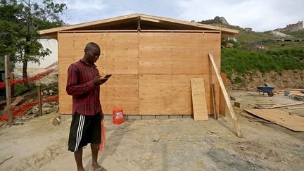 Mais la construction des logements est suspendue temporairement, en attente de l’obtention d’un permis. En mars 2017, la Protection Civile a déclaré que cette zone courait un risque élevé d’inondation. Le révérend Gustavo Banda trouve étrange d’avoir déclaré ce lieu à «haut risque». «J’habite ici depuis plus de 40 ans, dit-il, et pas une seule fois, je n’ai vu la zone inondée.» (Edgard Garrido / Reuters)