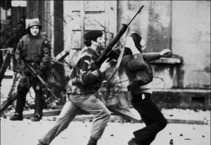 Un soldat britannique arrête un manifestant catholique à Derry-Londonderry, le 30 janvier 1972. (THOMPSON / AFP)