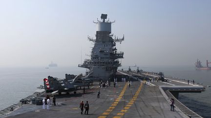 Des avions&nbsp;MiG-29K garés sur un porte-avions indien, le 3 décembre 2014, au large de Bombay (Inde). (SHAILESH ANDRADE / REUTERS)