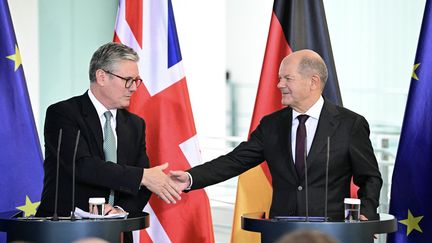 Le Premier ministre britannique Keir Starmer avec le chancelier allemand Olaf Scholz, lors d'une conférence de presse suivant des négociations bilatérales à la Chancellerie de Berlin, le 28 août 2024. (TOBIAS SCHWARZ / AFP)