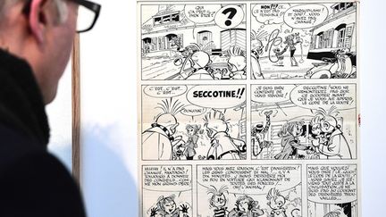 Un visiteur observe une planche originale de Franquin exposée avant la vente du dimanche 11 décembre 2016 (9 décembre 2016)
 (Emmanuel Dunand / AFP)