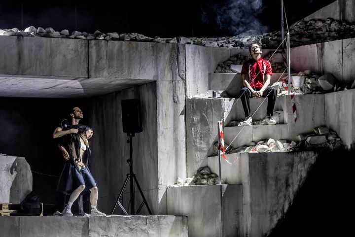 "Room with a view" de Rone et (La)Horde avec le ballet national de Marseille, au Théâtre du Châtelet, en mars 2020. (Dans ce tableau, Rone fume sur les marches). (CYRIL MOREAU / BESTIMAGE)