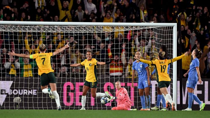 Mary Fowler célèbre son but contre l'équipe de France, en match de préparation, à Melbourne, le 14 juillet 2023. (WILLIAM WEST / AFP)