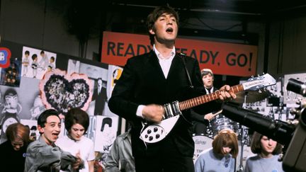 John Lennon sur le plateau de l'&eacute;mission "Ready Steady Go" &agrave; Londres, le 1er janvier 1964. (KIPPA / ANP / AFP)