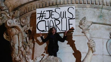 Place de la R&eacute;publique, &agrave; Paris,&nbsp;le 8 janvier 2015, au lendemain de l'attaque&nbsp;meurtri&egrave;re au si&egrave;ge de "Charlie Hebdo". (CITIZENSIDE/JALLAL SEDDIKI / AFP)