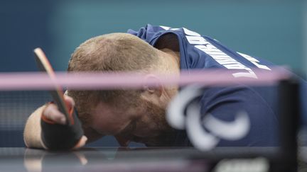 A s'en taper la tête contre la table. Double champion paralympique en titre, Fabien Lamirault est amer, il vient de tomber en demi-finale contre le Tchèque Jiri Suchanek. Médaillé de bronze, il pourra se consoler avec sa quatrième médaille paralympique en individuel, mercredi 4 septembre. (STEPHANE ALLAMAN / SIPA)