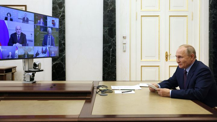 Le président russe, Vladimir Poutine, lors d'une visioconférence consacrée à la situation économique du pays, le 12 septembre 2022. (GAVRIIL GRIGOROV / SPOUTNIK / AFP)