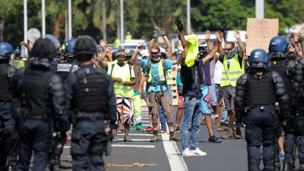 Des "gilets jaunes" à Sainte-Marie sur l'île de la Réunion, le 22 novembre 2018. (RICHARD BOUHET / AFP)