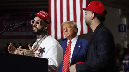 Le rappeur portoricain Anuel AA (gauche) rejoint le candidat républicain à la présidentielle, Donald Trump lors d’un meeting le 30 août 2024 à Johnstown, en Pennsylvanie (Etats-unis). (CHIP SOMODEVILLA / GETTY IMAGES NORTH AMERICA)