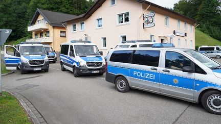 Les forces de l'ordre à Oppenau (Allemagne),&nbsp;où le fugitif&nbsp;Yves Rausch, 31 ans, a été arrêté le 17 juillet 2020. (BENEDIKT SPETHER / DPA / AFP)