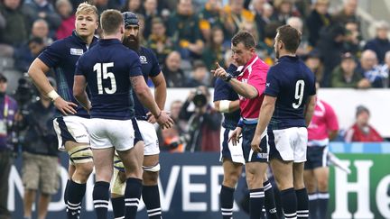 L'arbitre Nigel Owens rappelle un joueur &agrave; l'ordre lors du match entre l'Afrique du Sud et l'Ecosse, le 3 octobre 2015 &agrave; Newcastle (Grande-Bretagne). (REUTERS)