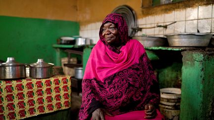 Awadiya Mahmoud Koko Ahmed, 60 ans, est responsable du Syndicat des commerces alimentaires et de thé. "Je suis allée dans la zone du sit-in pour voir ce qu'il s'y passait. Je leur ai offert du thé (avec l'argent que ma fille m'avait donné). Nous avons créé une cuisine de campagne avec un groupe de manifestants. Nous préparions la nourriture tous les jours. Tous les gens étaient gentils. Ils m'appelaient maman. Quand j'étais en Amérique, j'ai vu que même les animaux avaient des droits. Si j'étais président, je veillerais à ce que la justice règne, je traiterais tout le monde sur un pied d'égalité, je garantirais les droits des femmes et des enfants. Nous avons besoin d'une meilleure éducation pour nos enfants. Sans éducation, il n'y aura pas de paix." (UMIT BEKTAS / REUTERS)