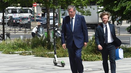 Patrick Balkany avant d'arriver à son procès avec l'un de ses avocats, le 19 juin 2019.&nbsp; (MAXPPP)