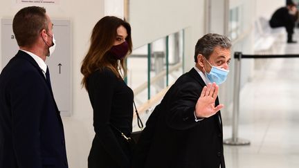 L'ancien président Nicolas Sarkozy&nbsp;et&nbsp;Carla Bruni-Sarkozy, après une audience du procès des "écoutes", le 9 décembre 2020 au palais de justice de Paris. (MARTIN BUREAU / AFP)