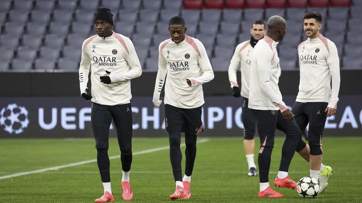 Randal Kolo Muani (à gauche) à l'entraînement en compagnie d'Ousmane Dembélé, Nuno Mendes et Beraldo, le 25 novembre 2024. (EIBNER-PRESSEFOTO/JENNI MAUL / AFP)