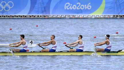 En aviron, Thomas Baroukh, France's Thibault Colard, France's Guillaume Raineau ont remporté la médaille de bronze aux Jeux olympiques à Rio, le 11 août 2016. (JEFF PACHOUD / AFP)