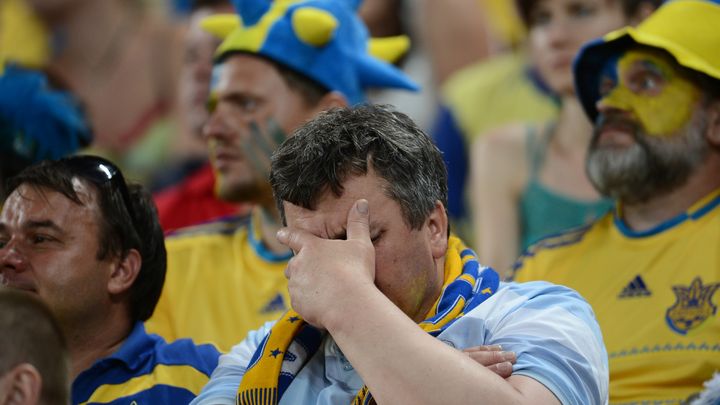 Un supporter ukrainien, effondr&eacute;, apr&egrave;s la d&eacute;faite de son pays contre la France, le 15 juin 2012.&nbsp; (FRANCK FIFE / AFP)