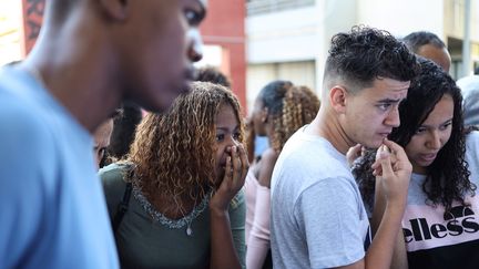 Des lycéens consultent leurs résultats du bac, le 5 juillet 2019 à Saint-Denis de la Réunion (La Réunion). (RICHARD BOUHET / AFP)