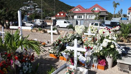 La tombe de Johnny Hallyday, photographiée le 12 décembre 2017, au cimetière de Lorient à Saint-Barth. (MAXPPP)