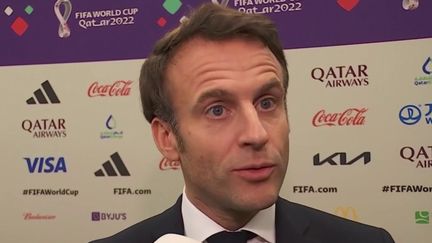 Emmanuel Macron répond aux questions des journalistes après la victoire de la France contre le Maroc 2-0 et sa qualification pour la finale de la Coupe du monde, à Doha mercredi 14 décembre. (FRANCEINFO)